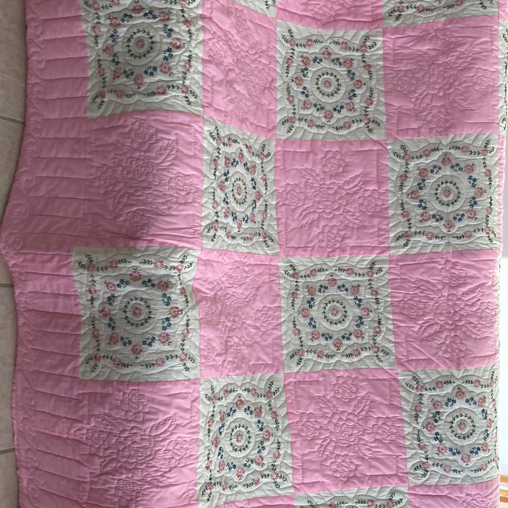 Vintage Hand-embroidered, Hand- Quilted bedspread. 85” x 104” Excellent cond